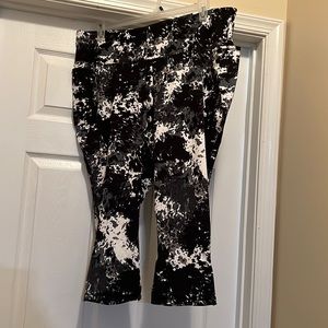 Livi Active (Lane Bryant) workout capris with pockets
